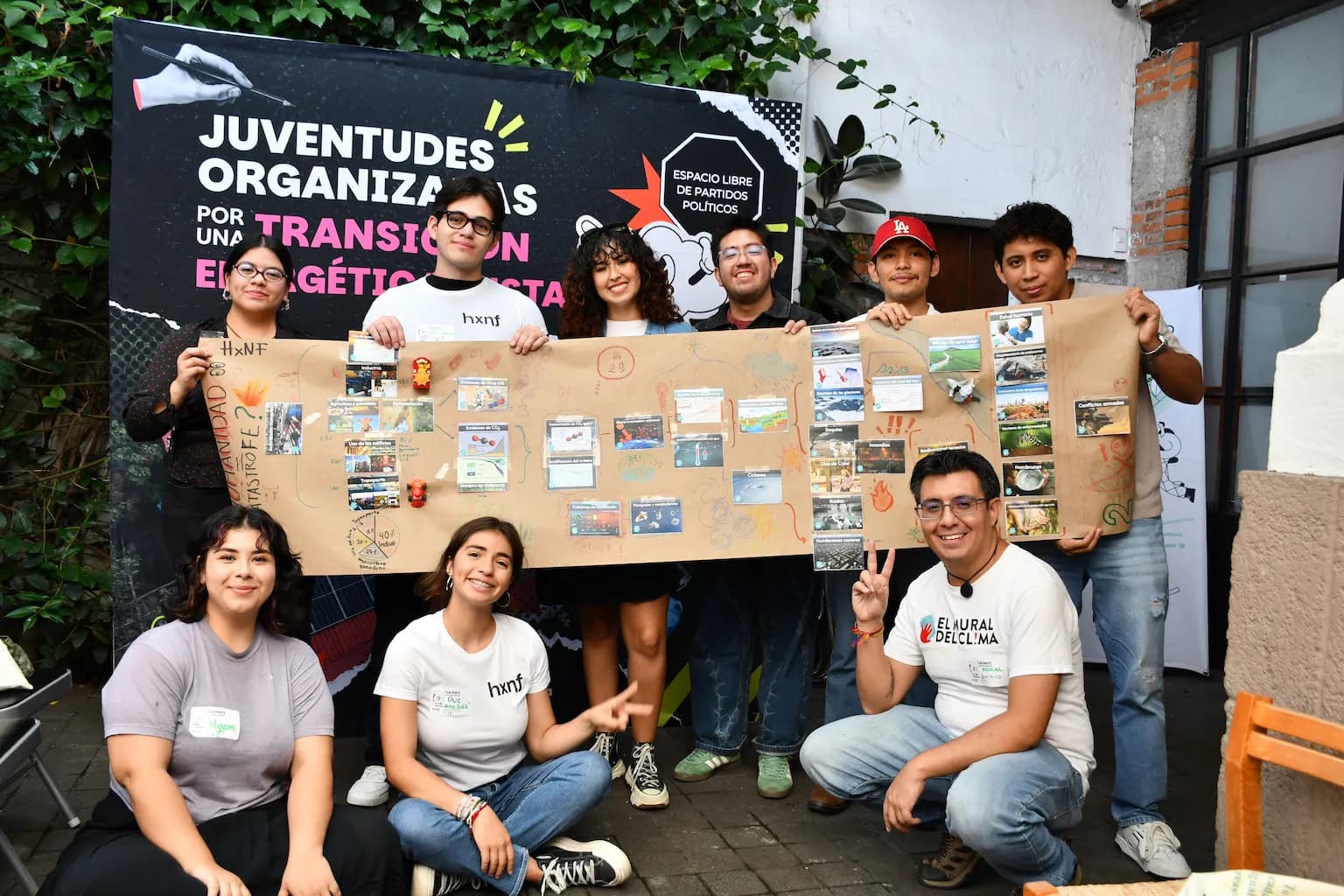 Juventudes presentando un mural por la transición energética justa