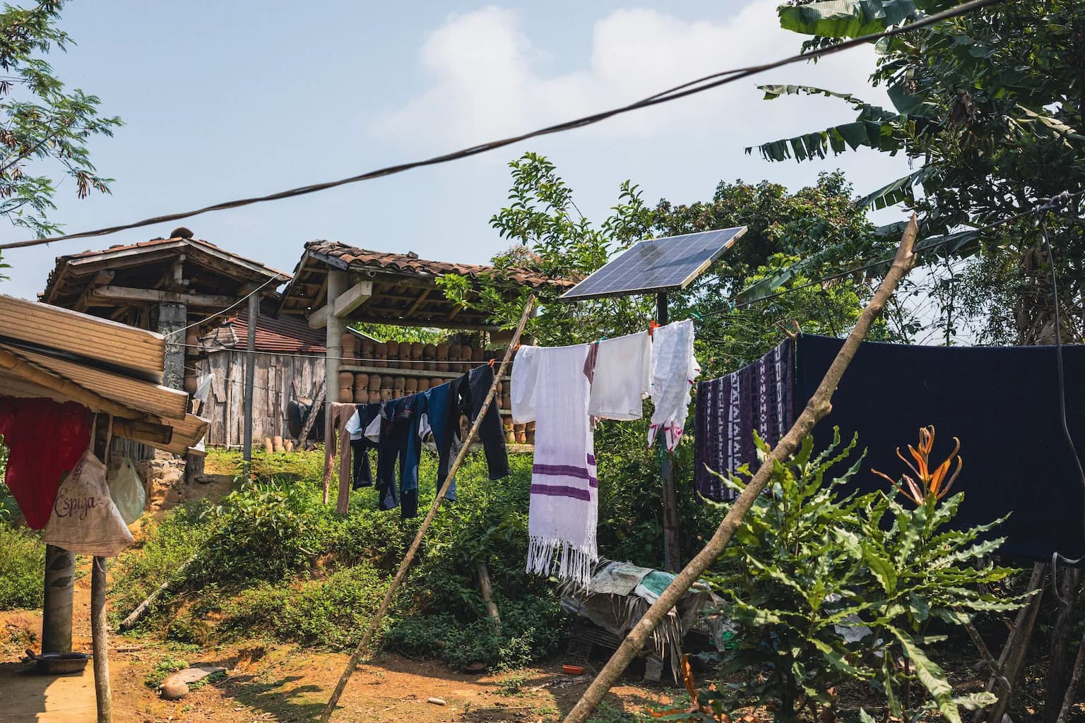 Tendedero con ropa y un panel solar en una comunidad