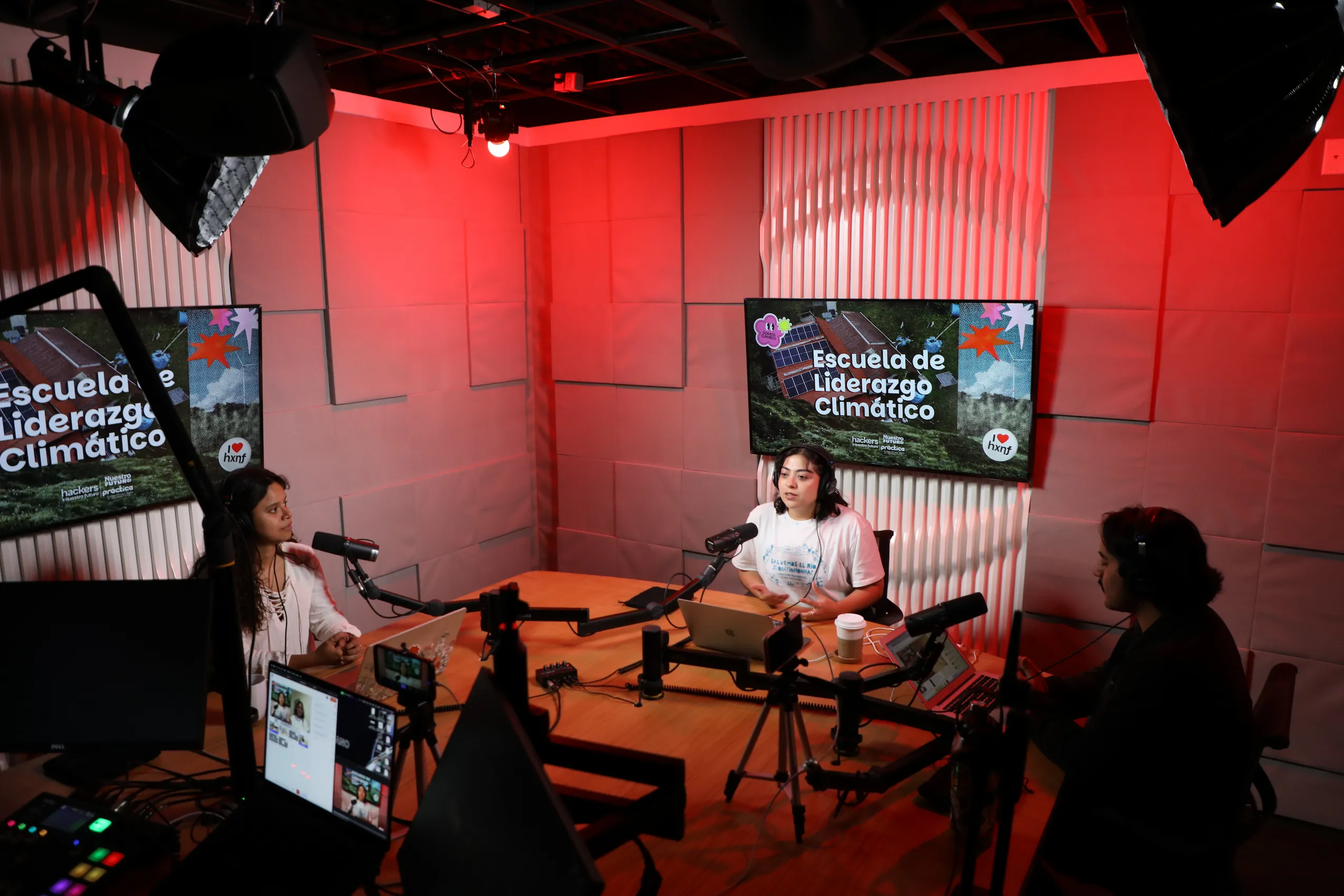 Grabación de un podcast de la Escuela de Liderazgo Climático